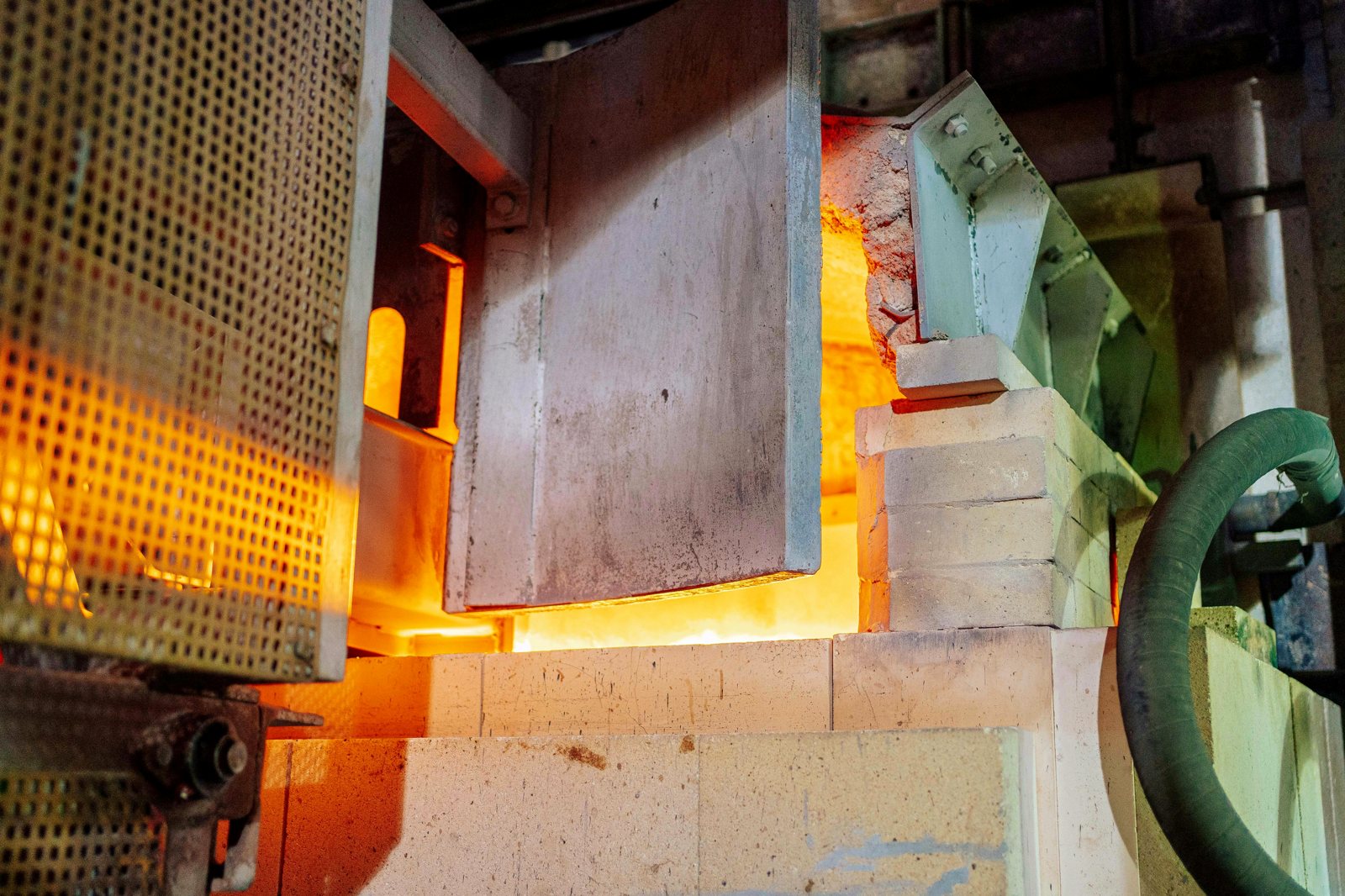 Interior de horno industrial con revestimiento refractario