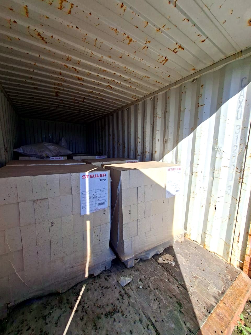 Pallets de refractarios en contenedor
