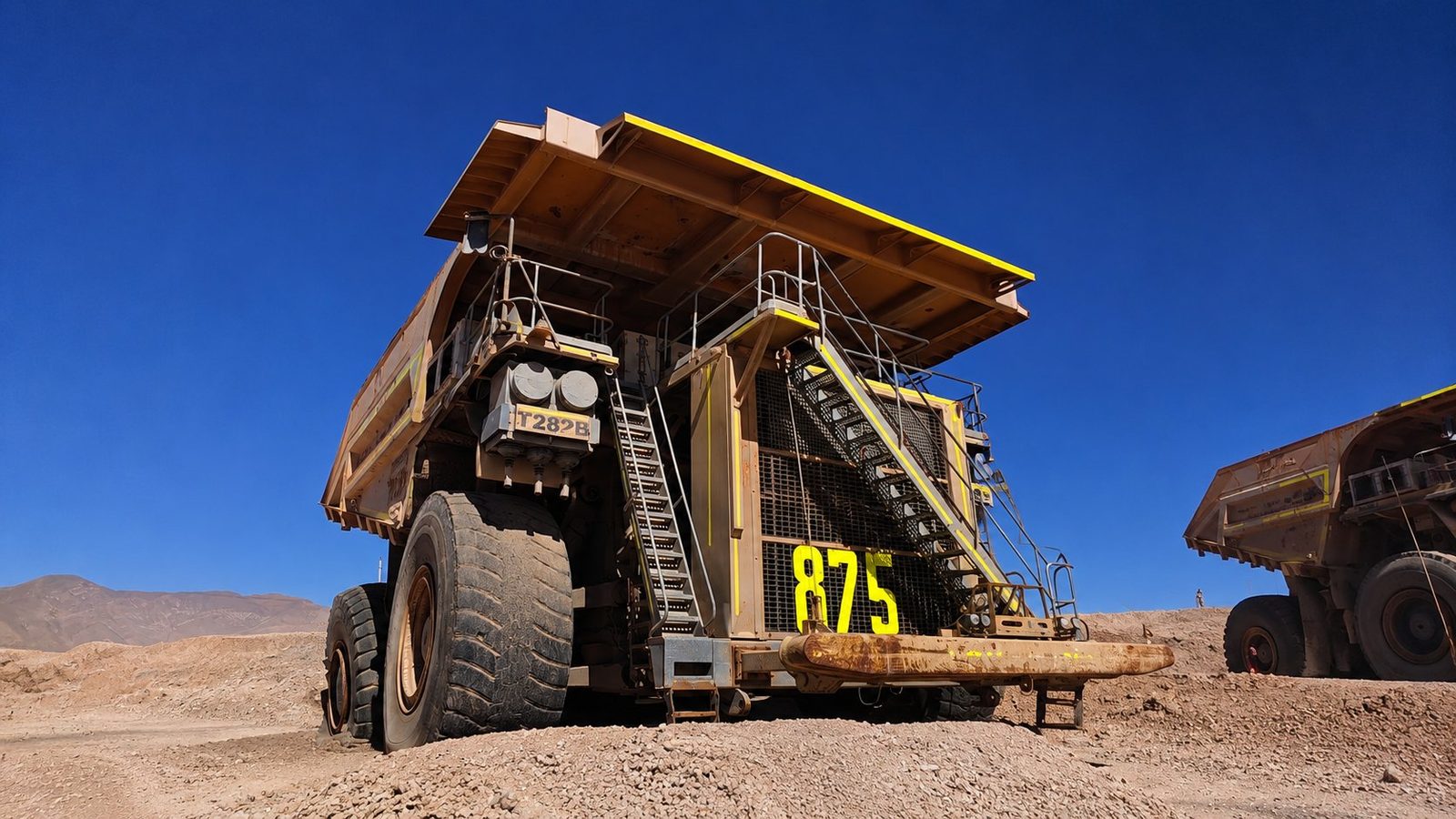 Camión de extracción CAEX en faena minera